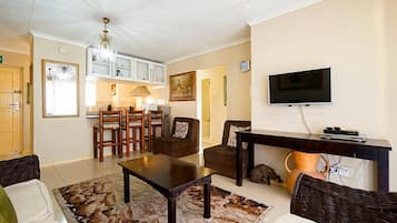 Apartamento, 2 habitaciones | Zona de estar | Una televisión de pantalla plana