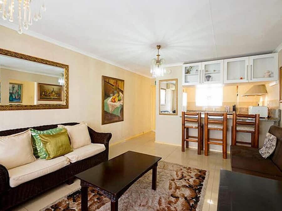 Apartamento, 2 quartos | Sala de estar | TV de tela plana