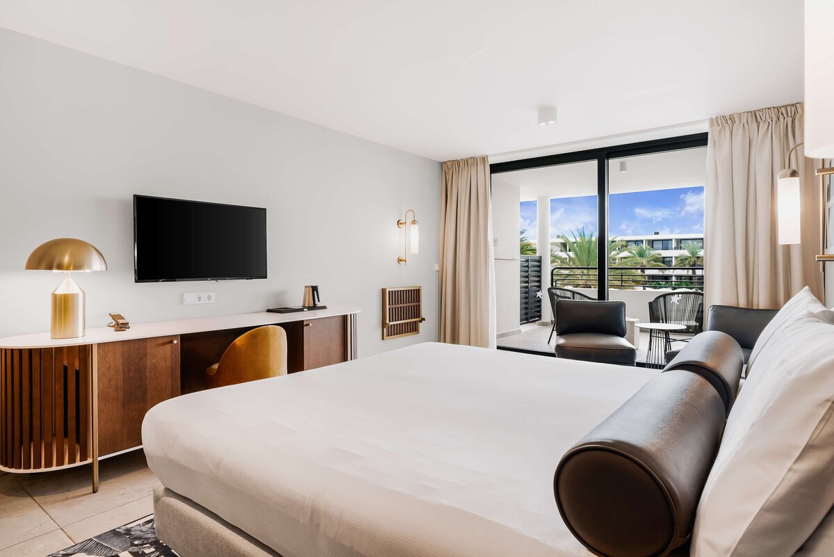 Deluxe Room, 1 King Bed, Partial Ocean View | Down comforters, free minibar, in-room safe, desk