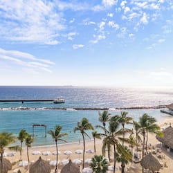Playa privada, playa de arena blanca y camas de playa (con cargo)