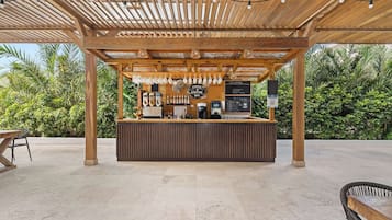7 restaurantes, se sirven desayunos, comidas y cocina a la parrilla