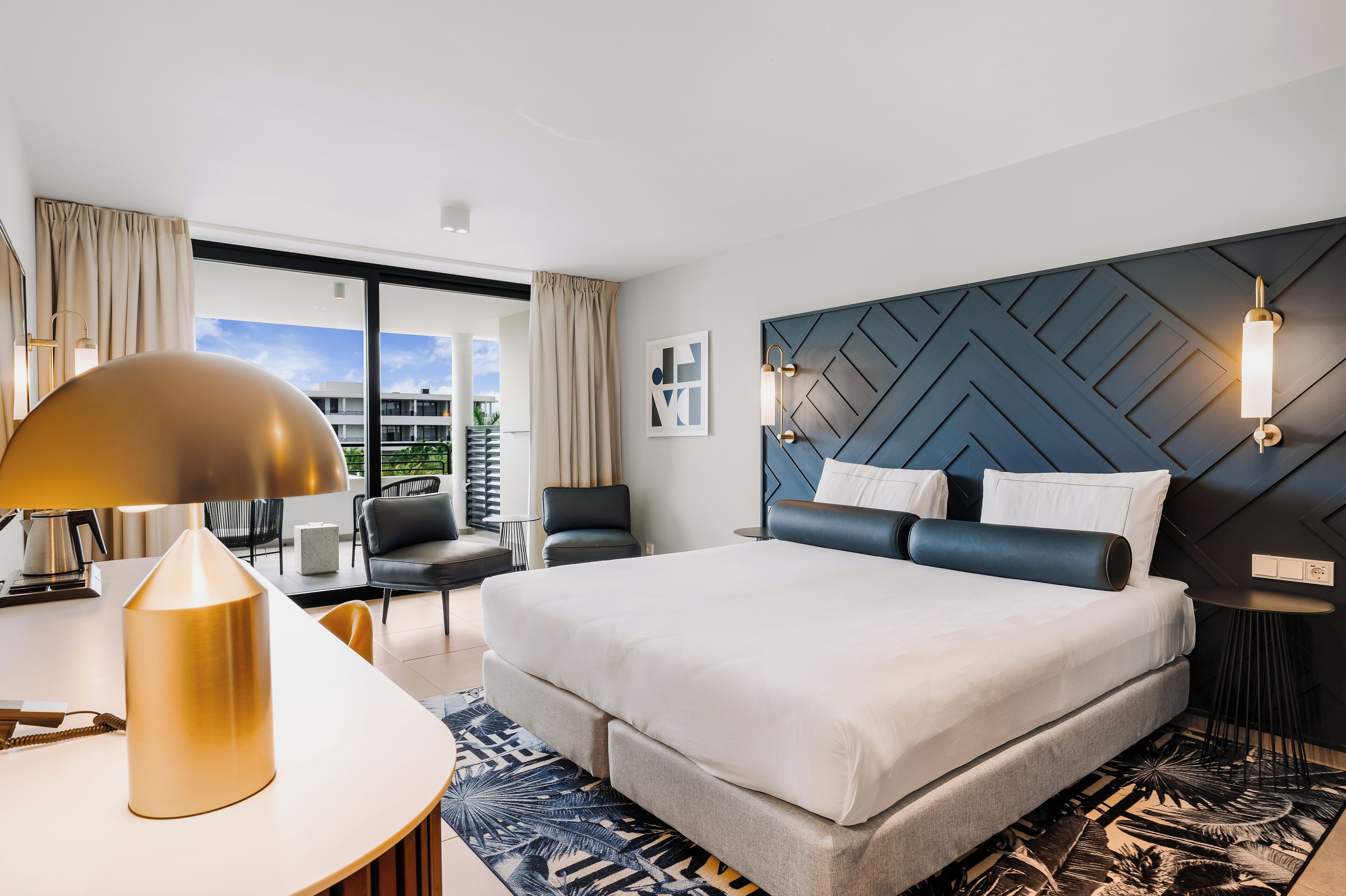 Deluxe-huone, 1 suuri parisänky, osittainen valtamerinäköala | Untuvapeitot, ilmaiset minibaarituotteet, tallelokero huoneessa