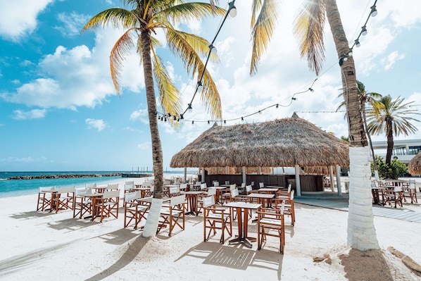 6 bars/lounges, swim-up bar, poolside bar, beach bar - Mangrove Beach Corendon Curacao All-Inclusive Resort, Curio by Hilton (Willemstad)