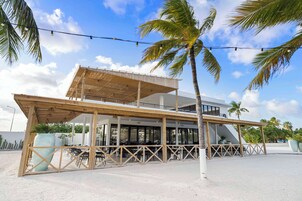 7 restaurants, breakfast, lunch, dinner served; barbecue