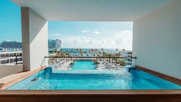 Cubrecamas y minibar con artículos gratuitos