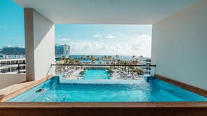 Down duvets, free minibar, in-room safe, desk - Mangrove Beach Corendon Curacao All-Inclusive Resort, Curio by Hilton (Willemstad)