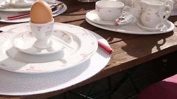 Tägliches Frühstücksbuffet (10 EUR pro Person)