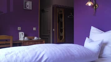 Schreibtisch, Verdunkelungsvorhänge, schallisolierte Zimmer