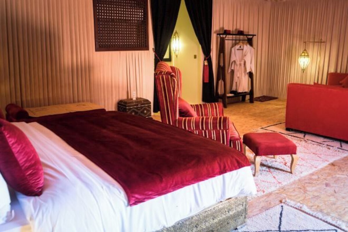 Premium bedding, WiFi (free), bed sheets