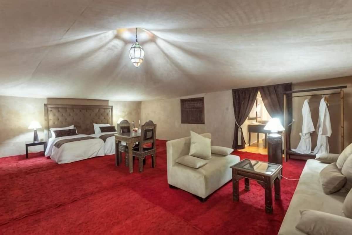 Premium bedding, WiFi (free), bed sheets