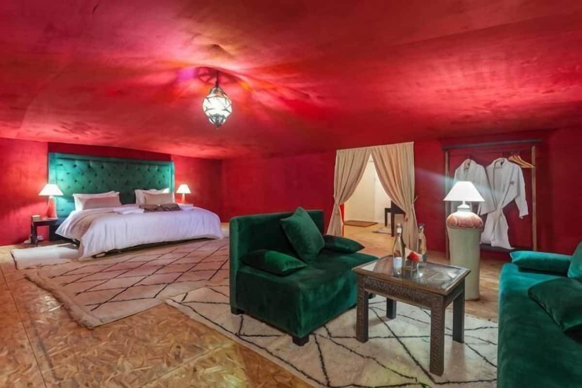 Premium bedding, WiFi (free), bed sheets