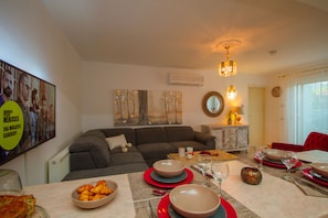 Villa, 1 habitación, acceso a la alberca | Sala de estar | Televisión de pantalla plana, Netflix y servicios de streaming 