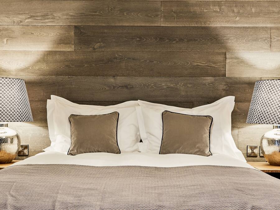 Desk, laptop workspace, soundproofing, free WiFi