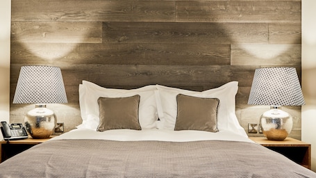 Desk, laptop workspace, free WiFi, bed sheets