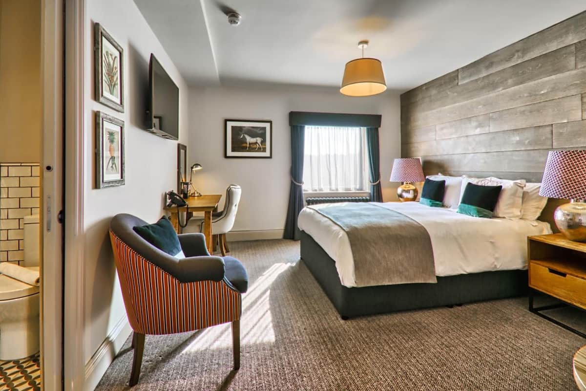 desk, laptop workspace, free wifi, bed sheets