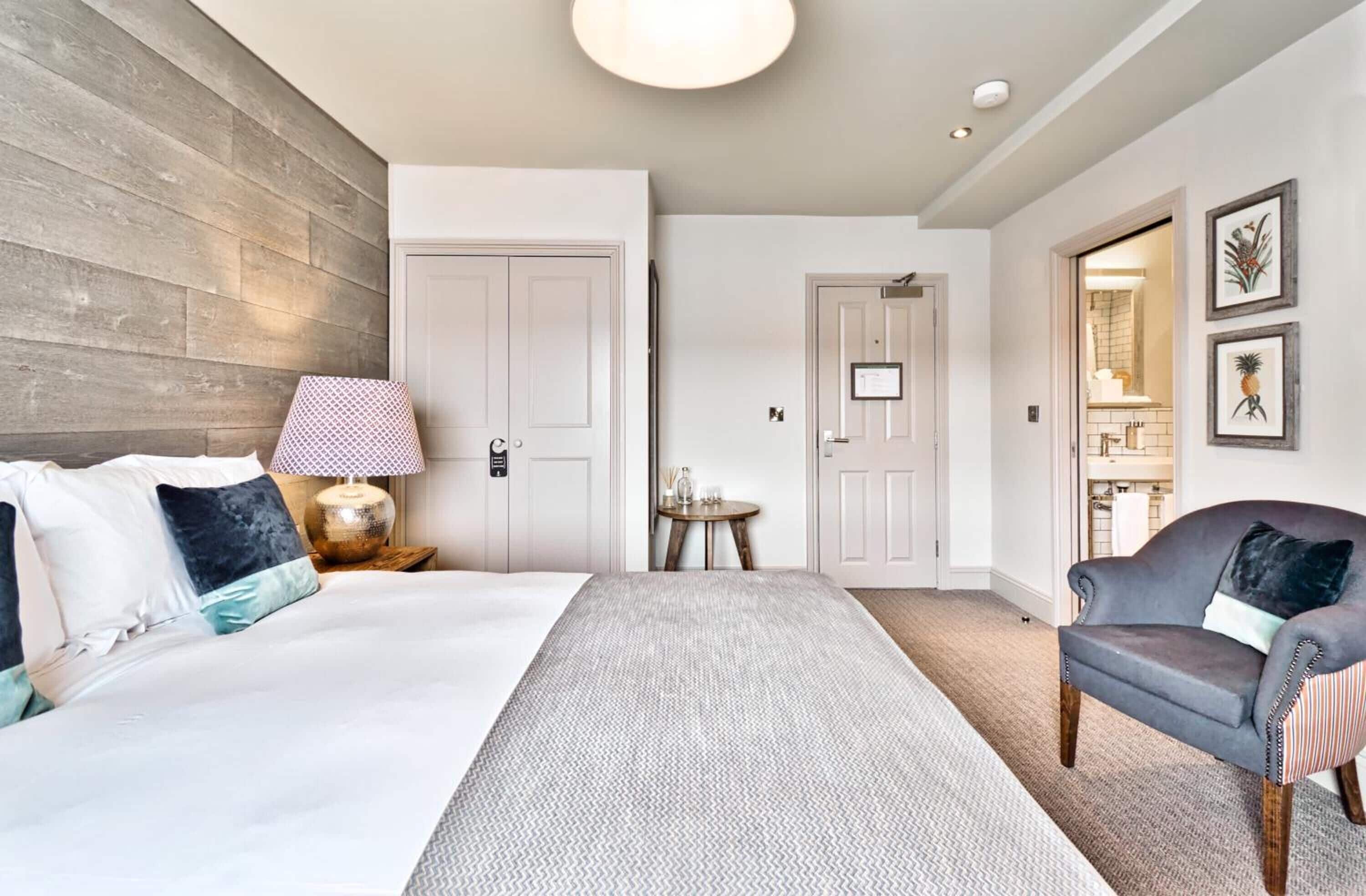 desk, laptop workspace, free wifi, bed sheets