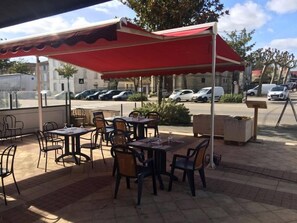 Breakfast, lunch, dinner served; local and international cuisine