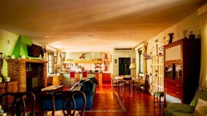 Televisión, chimenea, reproductor de DVD, futbolito