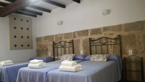 Free cribs/infant beds, rollaway beds, bed sheets - Casa Xestadelo (Cangas)