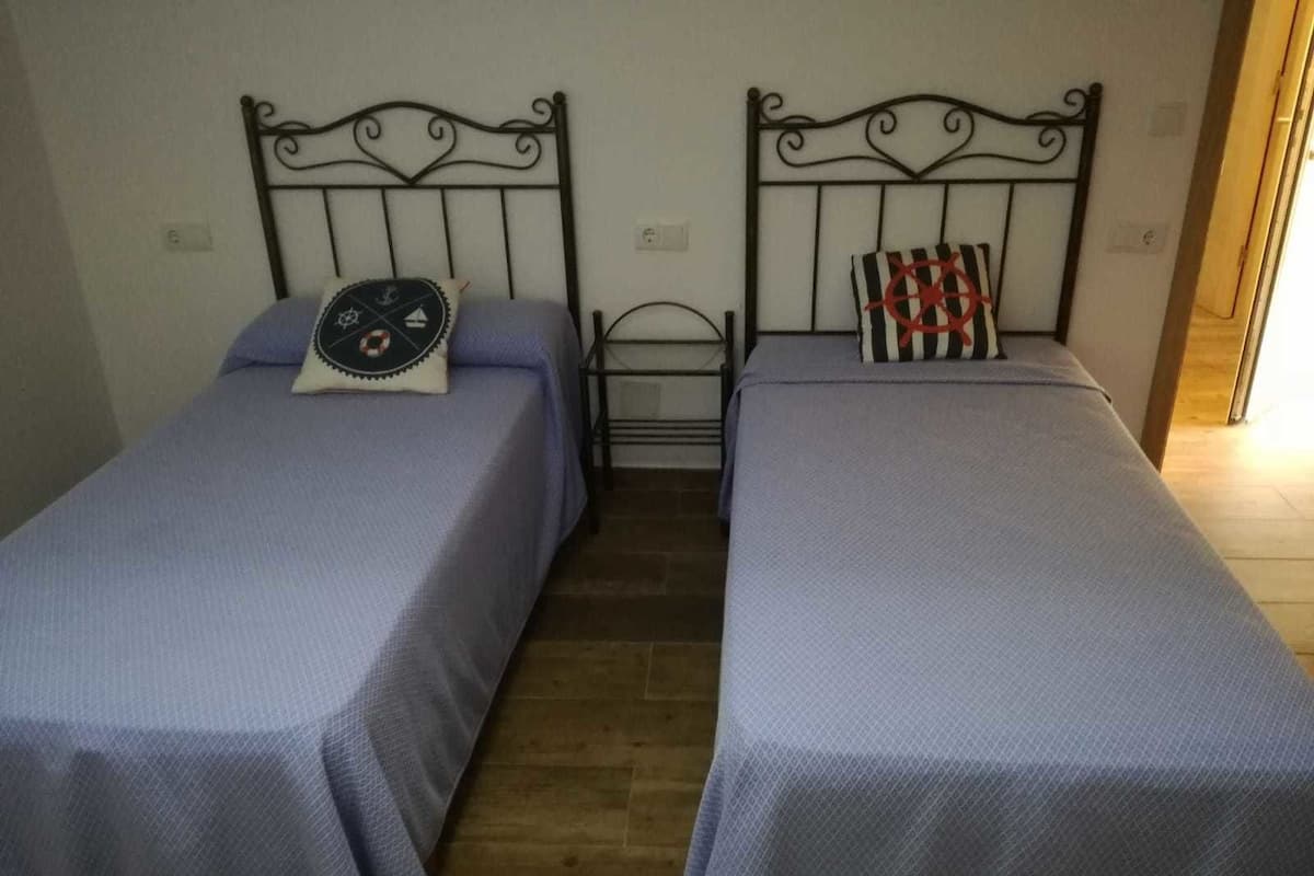 Cunas gratuitas, camas extra y ropa de cama