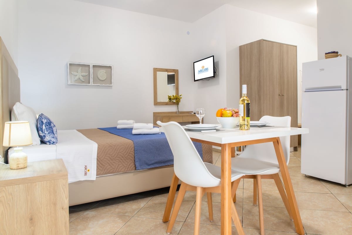 2 habitaciones, escritorio, tabla de planchar con plancha y wifi gratis