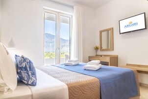 Escritorio, tabla de planchar con plancha, wifi gratis y ropa de cama 