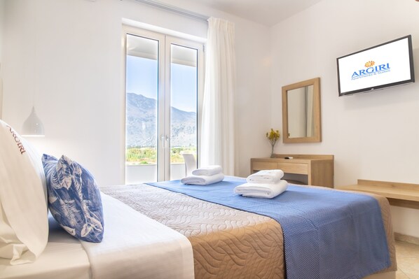 Escritorio, tabla de planchar con plancha, wifi gratis y ropa de cama