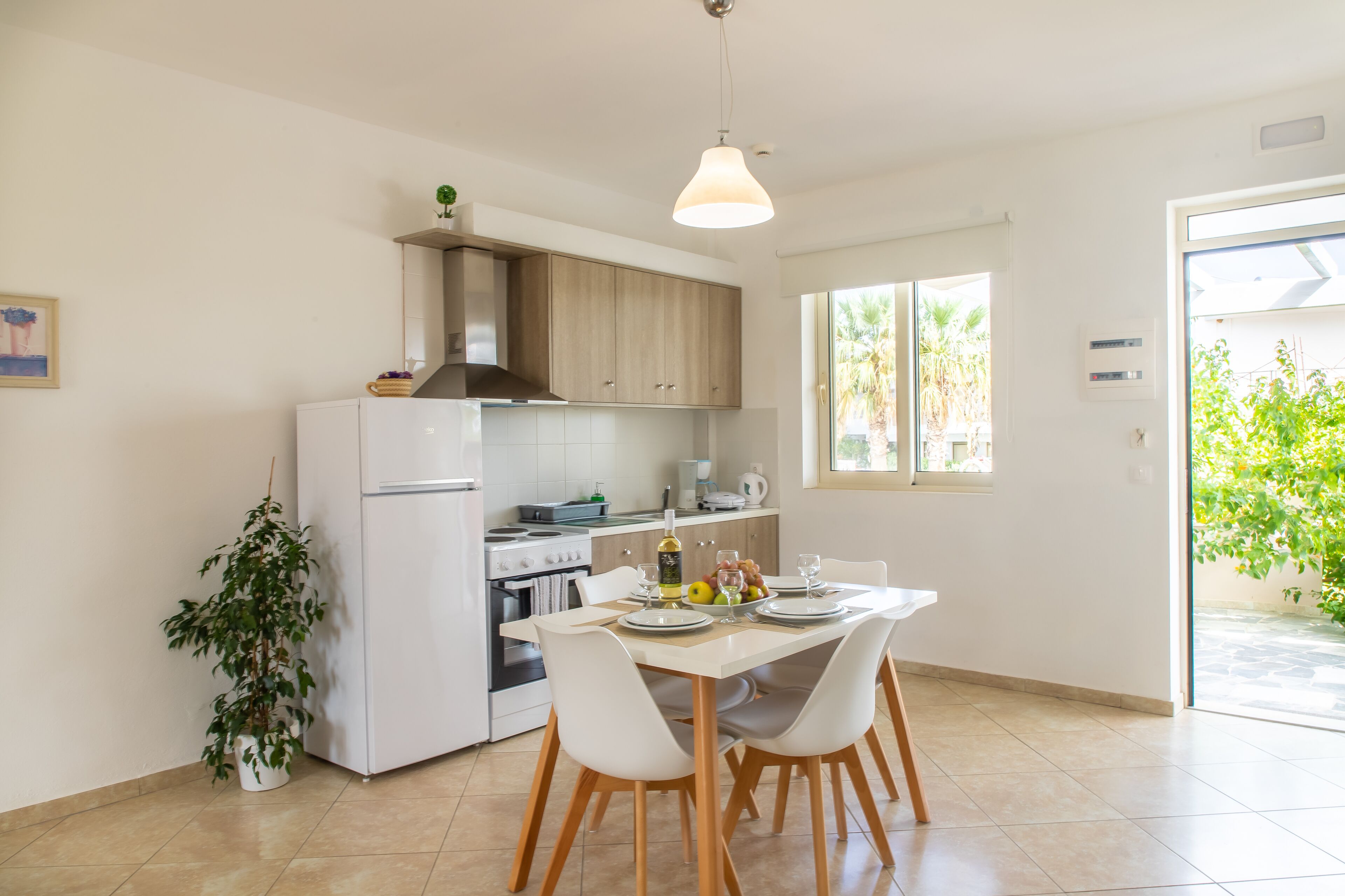 Full-size fridge, oven, stovetop, coffee/tea maker