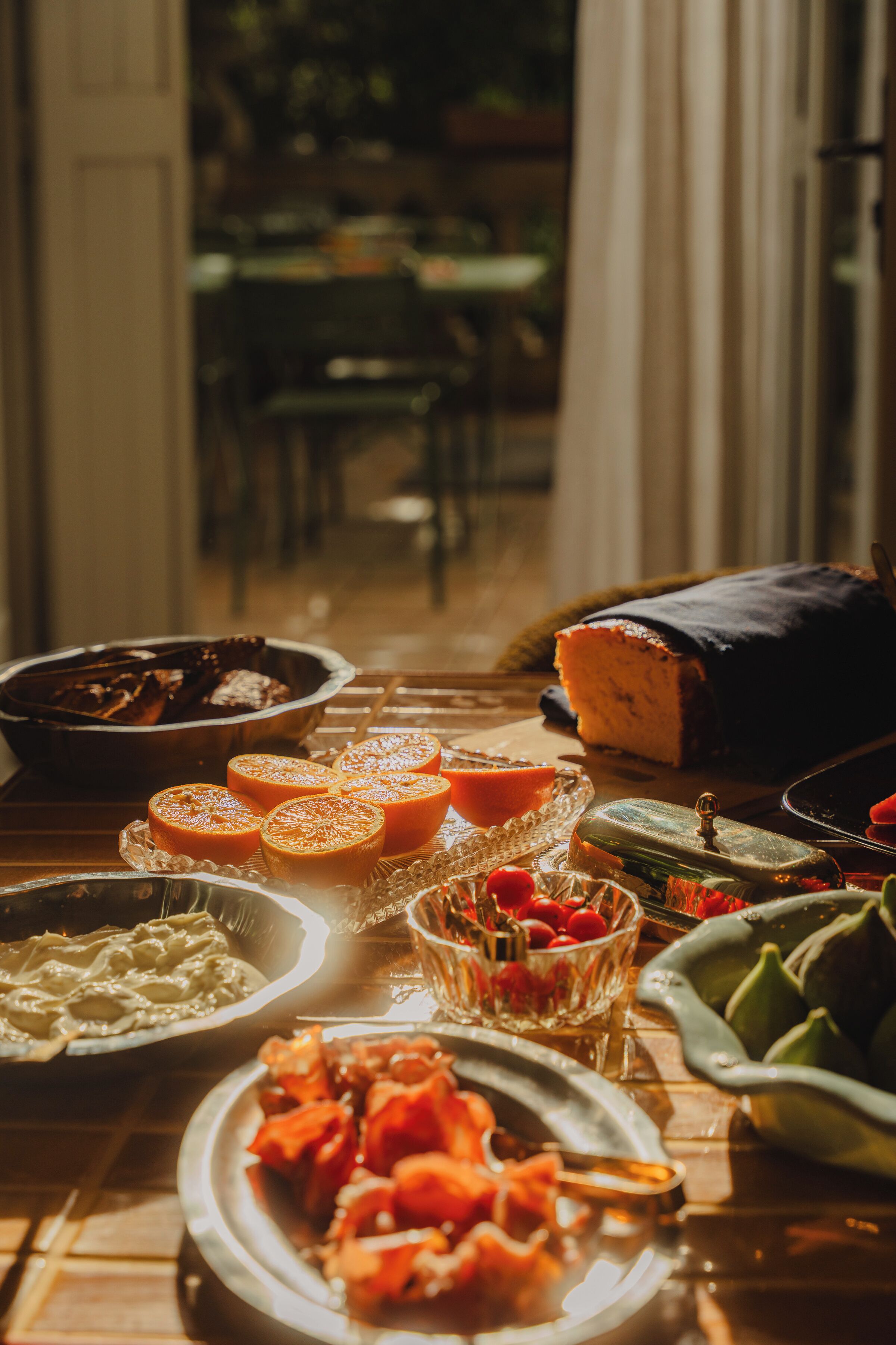 Une table avec différents aliments et un pain.