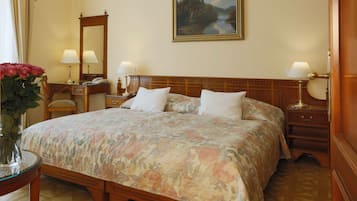 Standardsuite | Pengeskab på værelset, skrivebord, arbejdsområde til bærbare computere