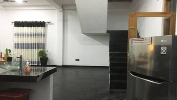 Economy Villa, Multiple Beds, Non Smoking, Garden View | Shared kitchen