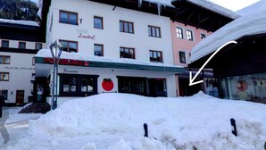 A building with a sign for "POMODORO Pizza" and "Haus Zentral." - Haus Zentral (Sankt Anton am Arlberg)