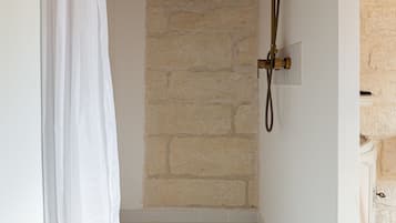 Room (Burlat) | Bathroom | Hair dryer, towels, soap, shampoo