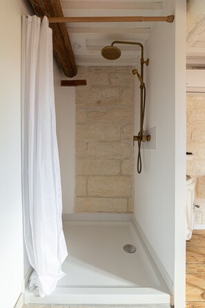 Room (Burlat) | Bathroom | Hair dryer, towels, soap, shampoo - Mas des Cerisiers (Avignon)