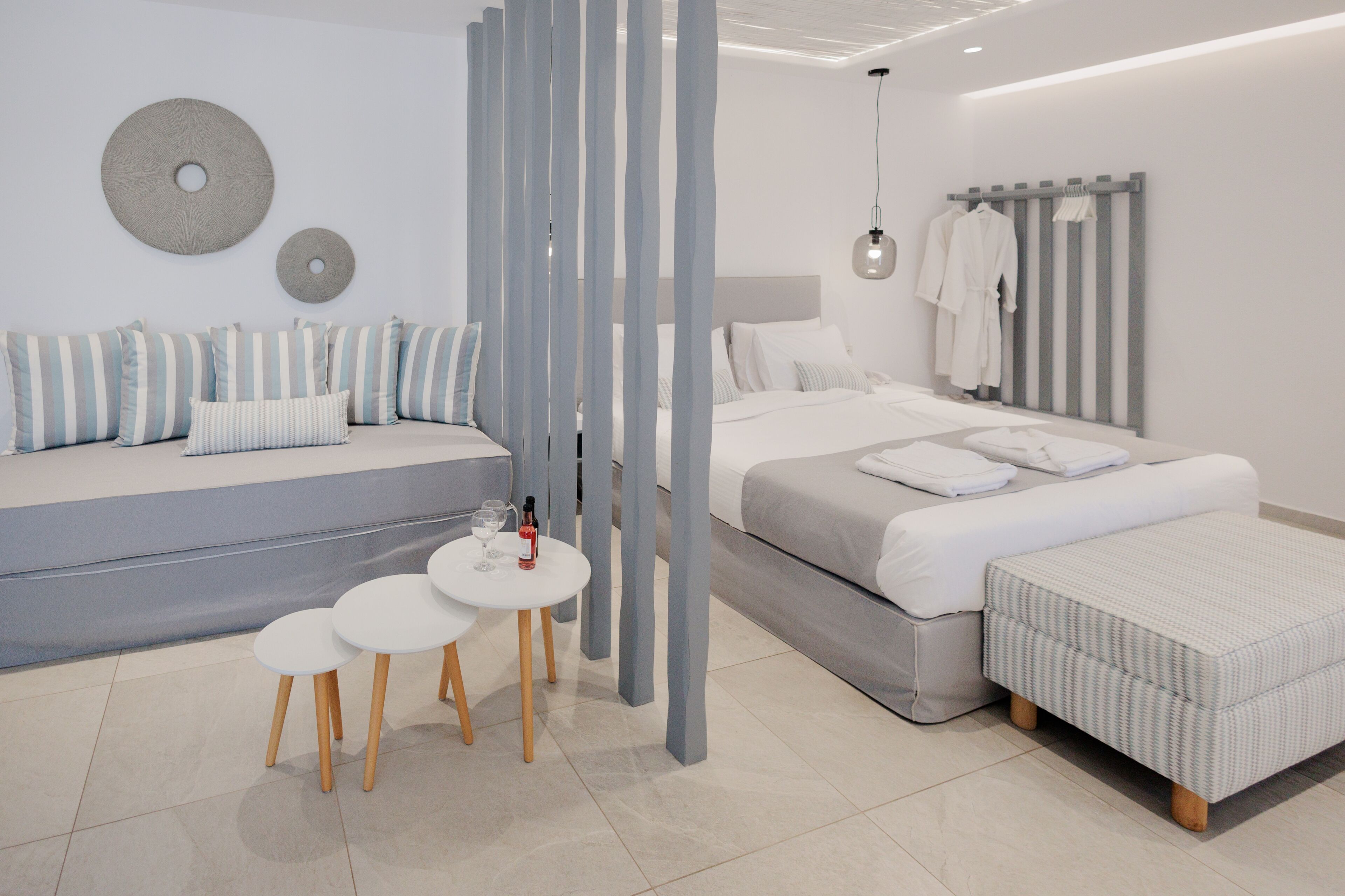 Suite Deluxe, vista mare | 1 camera, una cassaforte in camera, una scrivania, insonorizzazione