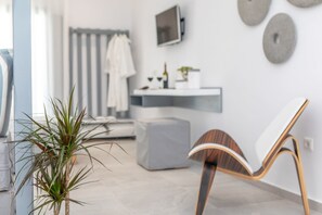 Suite, vue jardin | 1 chambre, coffres-forts dans les chambres, bureau