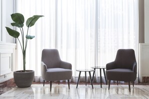 Coin salon dans le hall