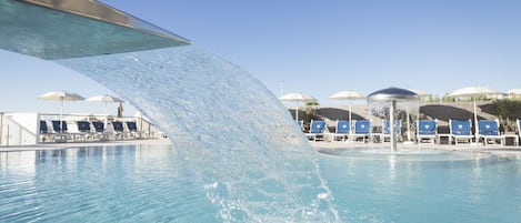 Piscine extérieure (ouverte en saison), chaises longues