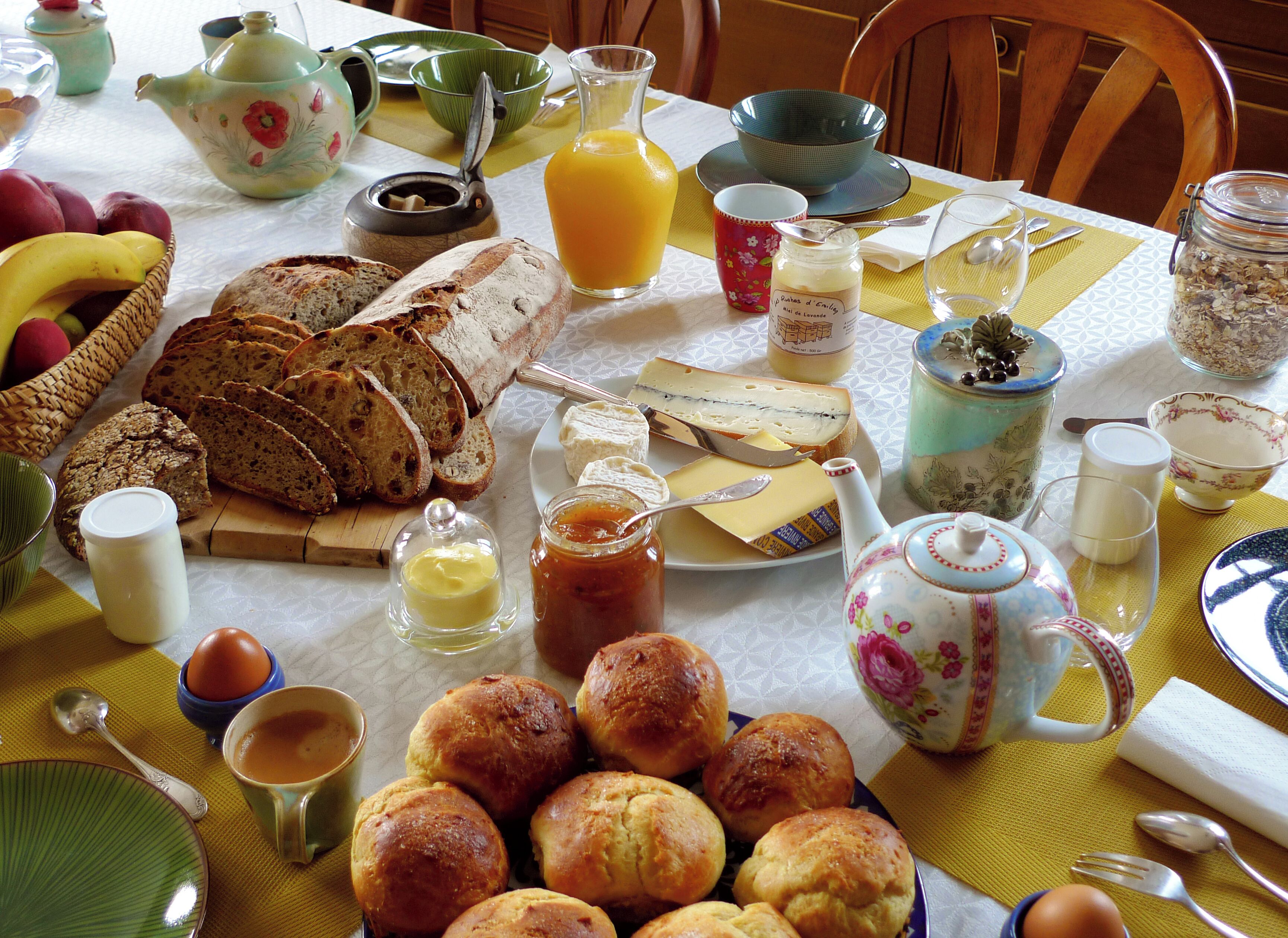 Una mesa de desayuno con diversos alimentos y utensilios.