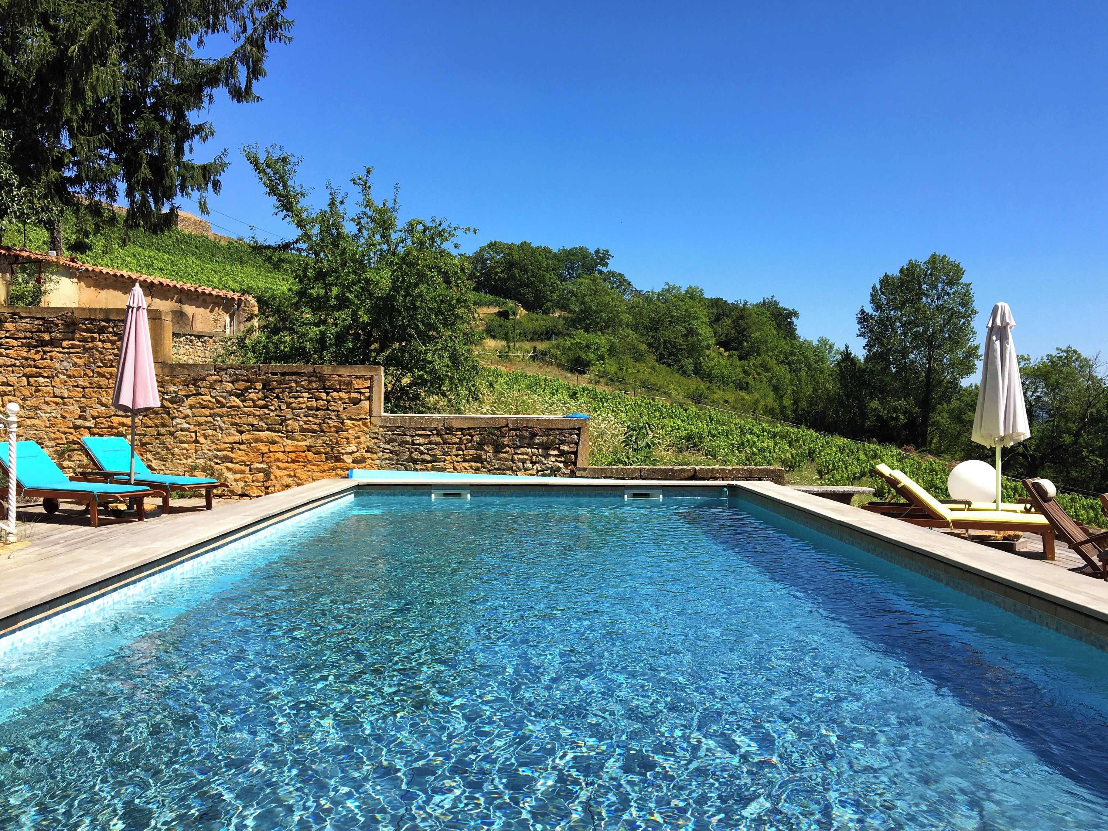 Piscine extérieure (ouverte en saison), parasols de plage