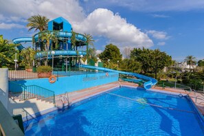 Piscine extérieure, piscine chauffée, chaises longues