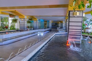 Piscine extérieure, piscine chauffée, chaises longues