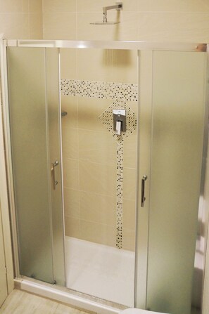 Familiekamer | Badkamer met douche