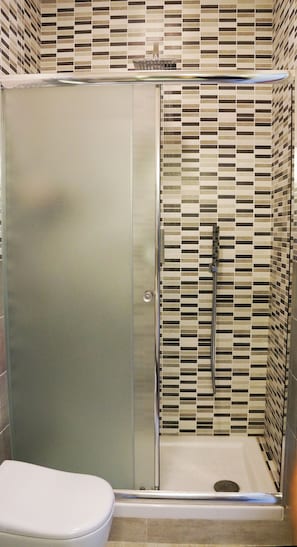Ducha, artículos de tocador gratuitos, secador de pelo, bidet