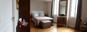 Premium bedding, pillow-top beds, individually decorated - La Maison Bastide (Bordeaux)