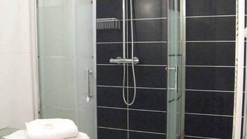 Chambre Familiale (Douce France) | Salle de bain | Douche, articles de toilette gratuits, sĂšche-cheveux