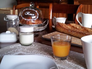 Free daily continental breakfast  - La Maison Bastide (Bordeaux)