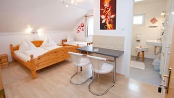 Dreibettzimmer | 2 Schlafzimmer, kostenlose Babybetten, Bettwäsche