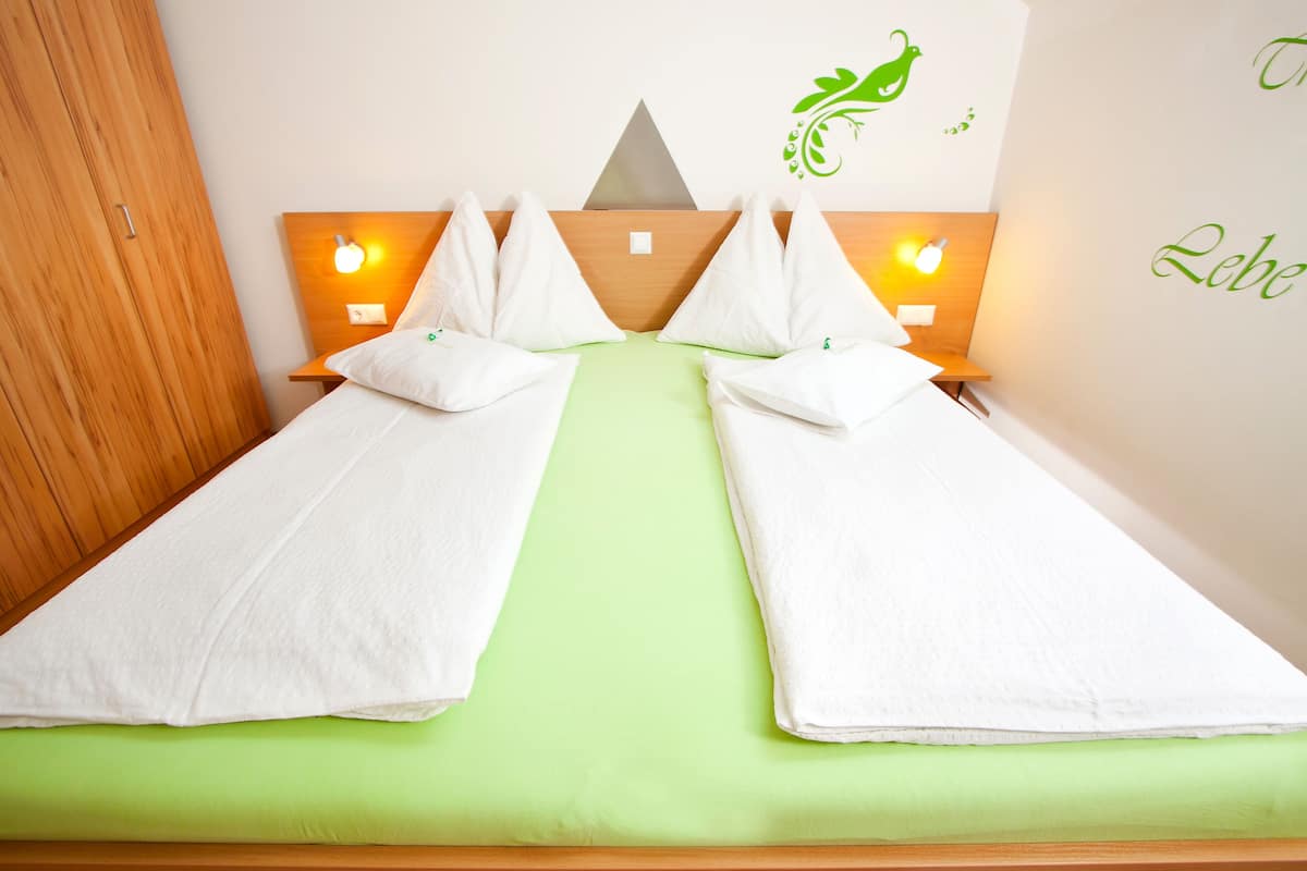 Cribs (free), bed sheets