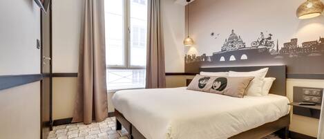 Minibar, safe på rommet, skrivebord og blendingsgardiner